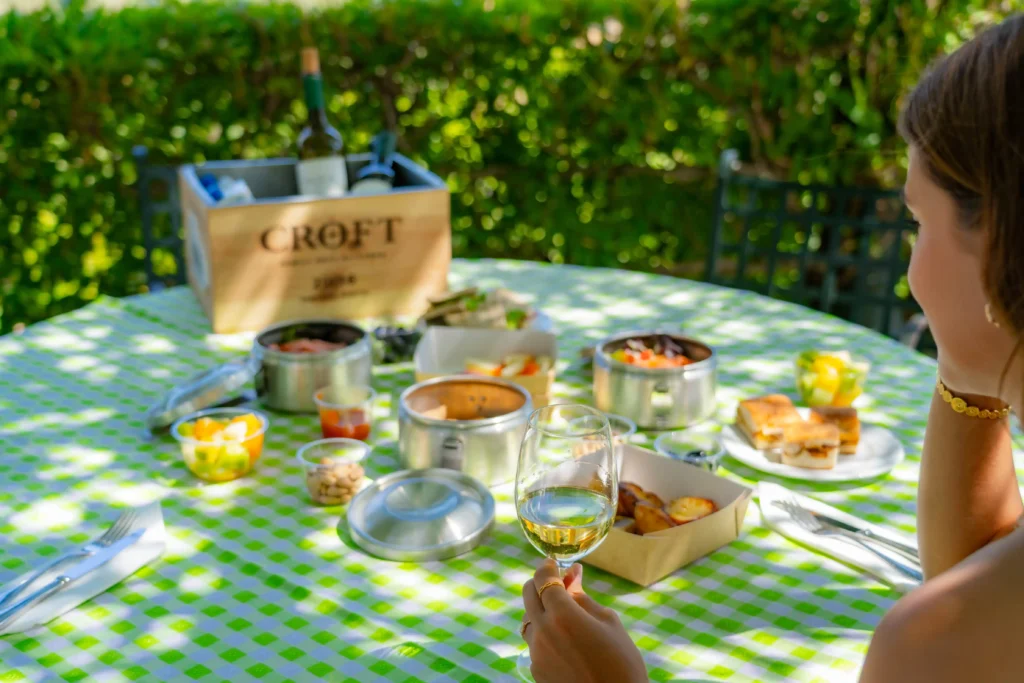 Degustação de vinho do Douro ao ar livre com gastronomia tradicional portuguesa numa quinta da região