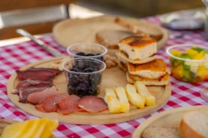 Tábua de queijos e enchidos portugueses com focaccia servida durante experiência de enoturismo no Douro