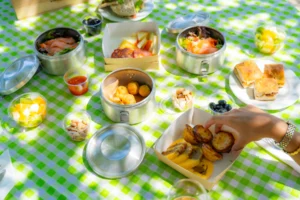 Almoço tradicional incluído na experiência Barco + Almoço no Douro com produtos regionais 