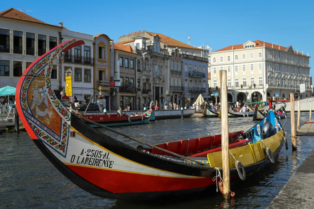 Barco moliceiro nos canais de Aveiro durante o Aveiro e Coimbra tour da Deltatur