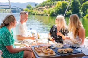 Barco + Almoço no Douro com cruzeiro no rio, petiscos regionais e vinho em ambiente descontraído