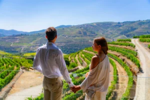 Casal apaixonado nas vinhas do Douro durante lua de mel entre Douro e Lisboa