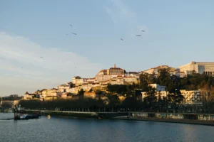 Coimbra vista do rio Mondego durante um tour Aveiro e Coimbra com a Deltatur