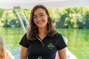 Funcionária da Deltatur a receber viajantes no Tour Douro Experience no Douro