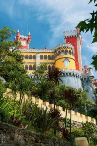 Vista romântica do Palácio da Pena em Sintra, ideal para lua de mel entre Douro e Lisboa
