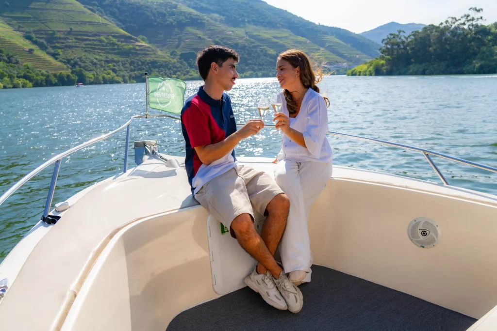 Casal brinda num passeio de barco da Deltatur durante lua de mel entre Douro e Lisboa